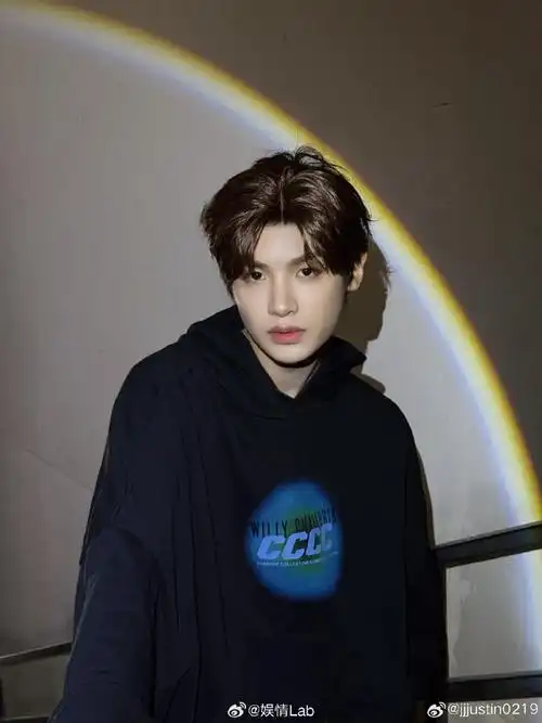 黄明昊黑色卫衣男大风#丨#黄明昊闪光时刻#  回国的@jjjustin0219真