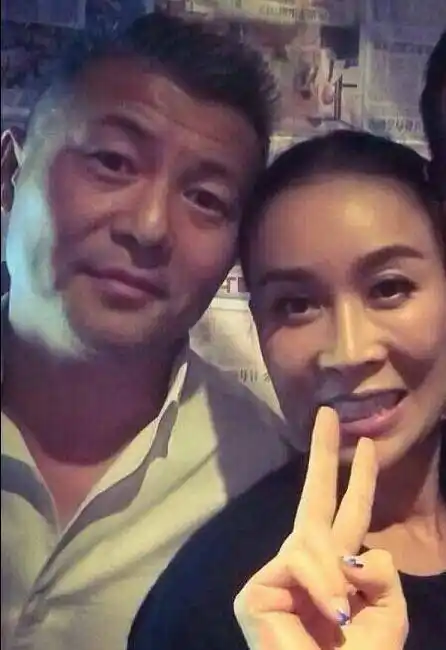 原创50岁那英二婚老公近照曝光原来她每天要面对这样的男人