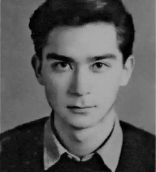 但想必大家在历史书上见到的都是他已经年老的照片,其实他年轻时的