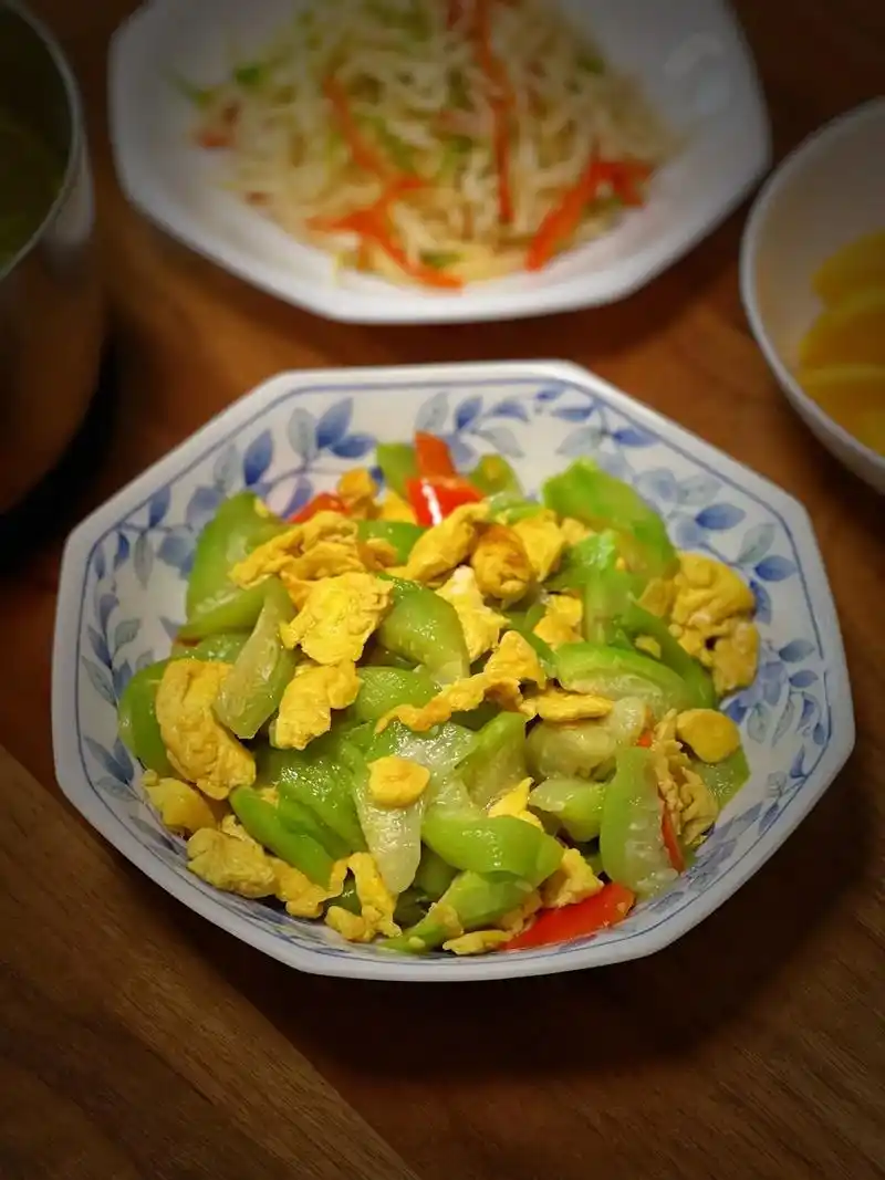 家常菜.今日份中饭.丝瓜炒蛋/炒茭白丝/香辣鸡爪/香菜牛肉汤 - 抖音