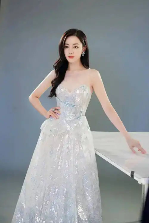 迪丽热巴碎钻流苏裙造型 仙气飘飘 美艳动人_美的_银色_长裙