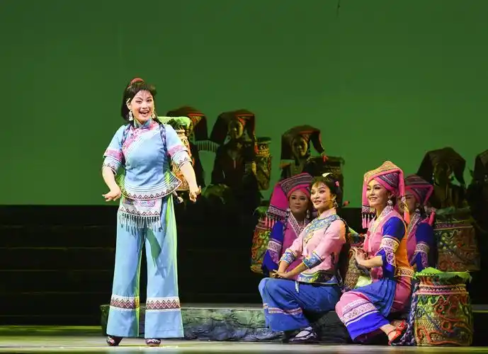 现代彩调剧《新刘三姐》在广西南宁上演