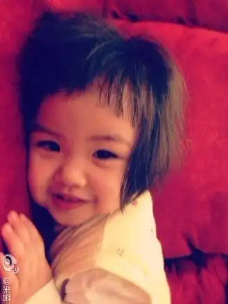 朱茵晒女儿小肉脚 遗传爸爸摇滚细胞|朱茵|黄贯中|黄莺_新浪娱乐_新浪