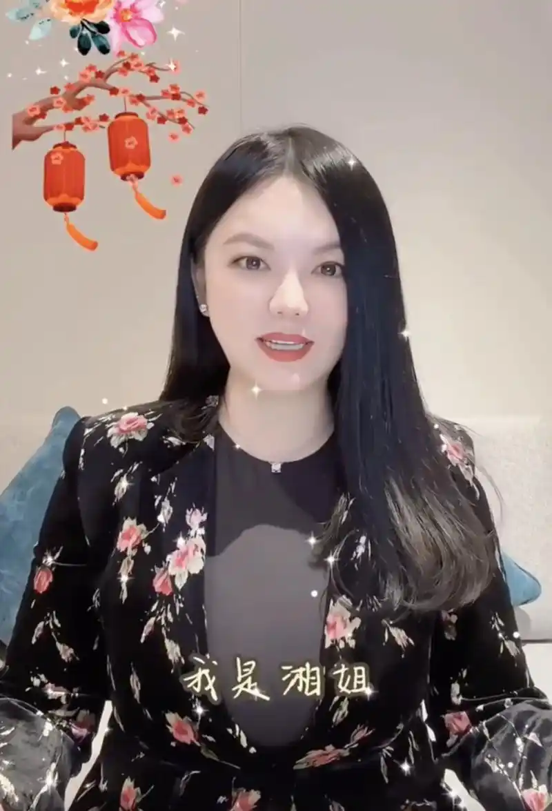 李湘近照曝光,上围极度丰满,晒各种奢侈饰品,大串珍珠比手指粗_生活