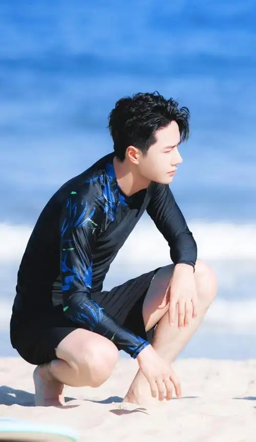 王一博冲浪简直太帅了,不愧被大家称为"海的儿子"!