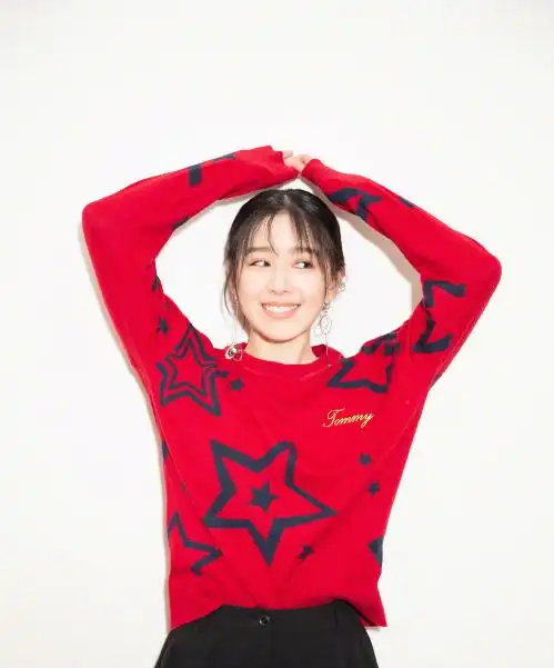 阚清子穿红色毛衣,尽显满满清新感