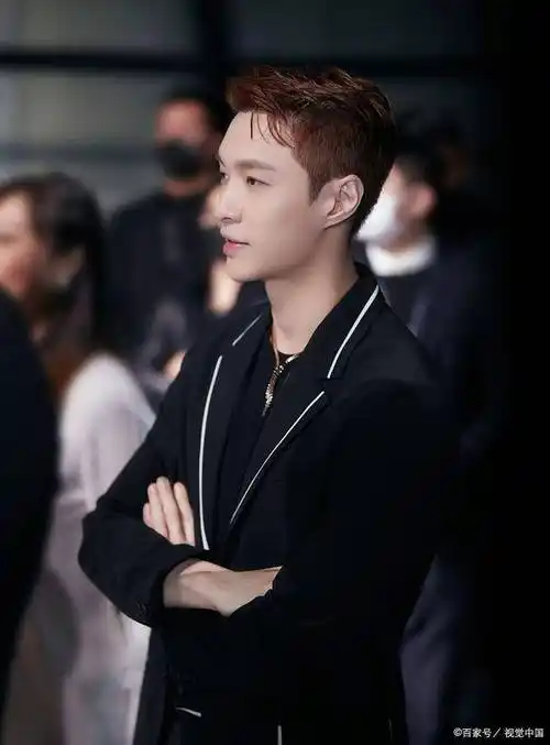 张艺兴与王迅的深厚情谊:一条博文诉说心声,坚强背后也有脆弱_挫折