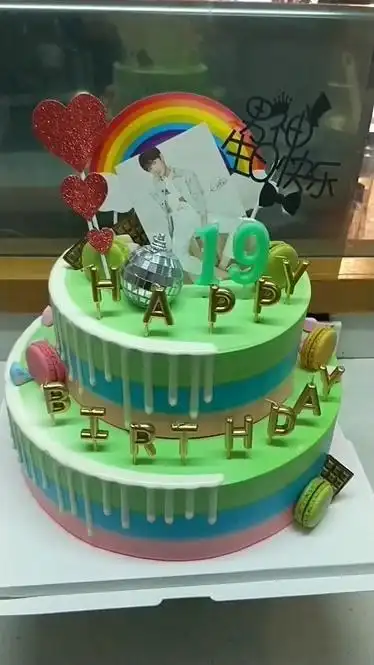 你们要的王源蛋糕来了今天王源生日大家一起祝他生日快乐吧小汤圆们留