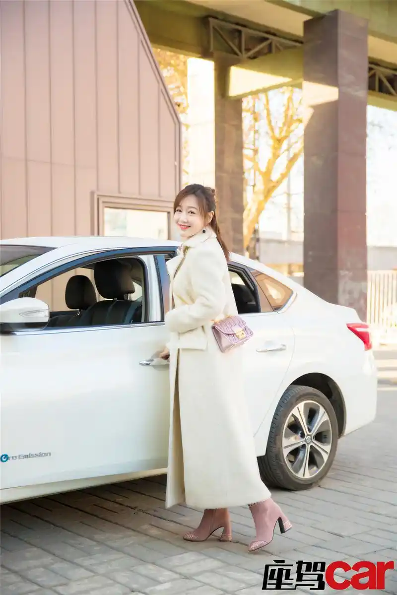 薛佳凝杂志大片曝光,知性优雅气质满分