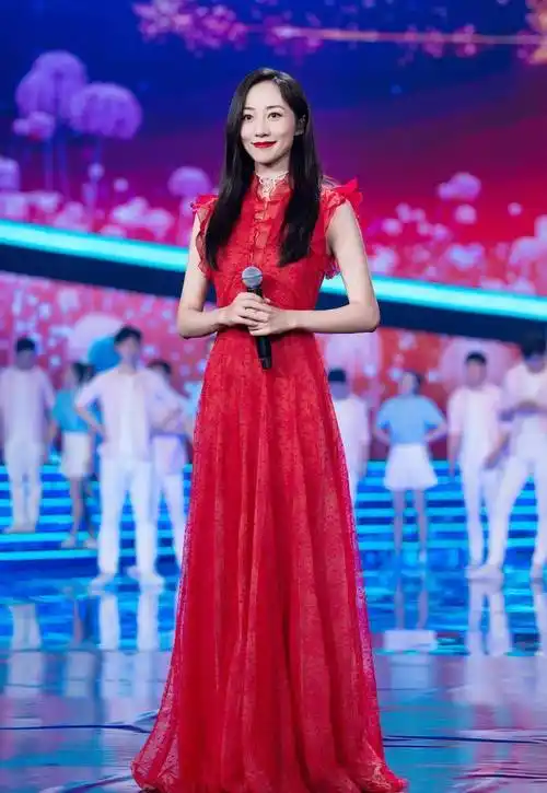 韩雪穿仙鹤红衣变杨贵妃,古典气质缓缓袭来,举手投足间雍容大气_造型