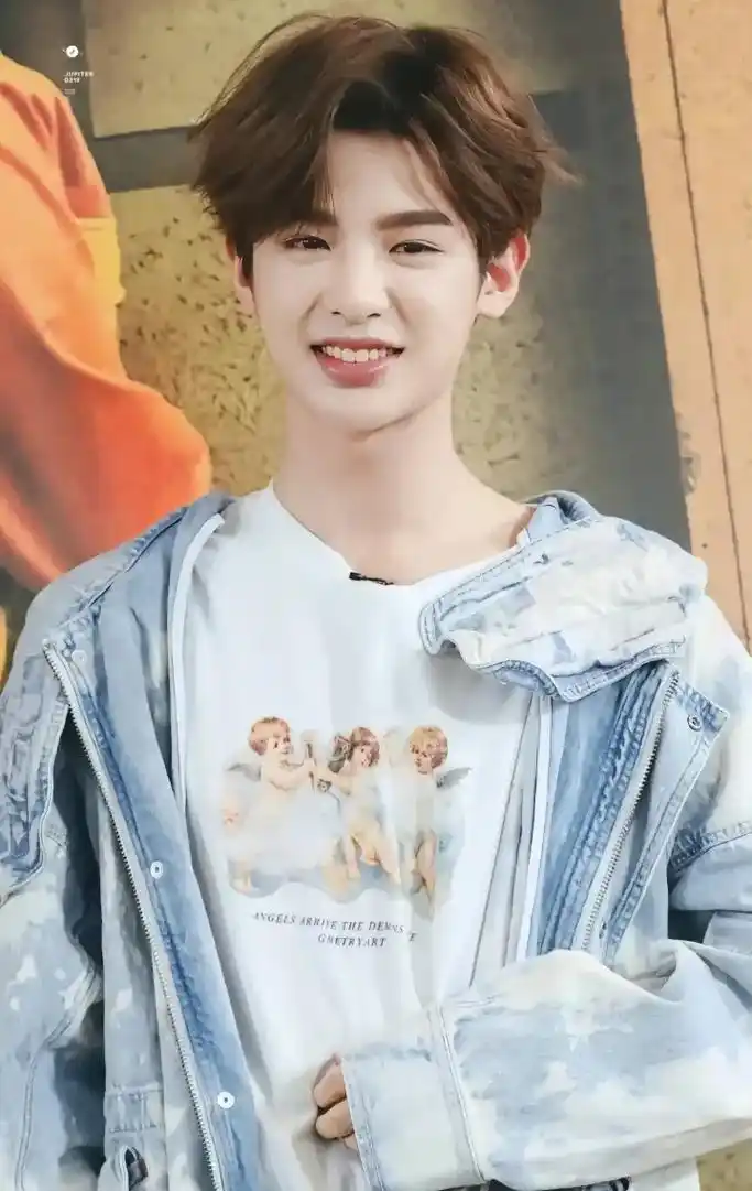 黄明昊封神照片 - 抖音