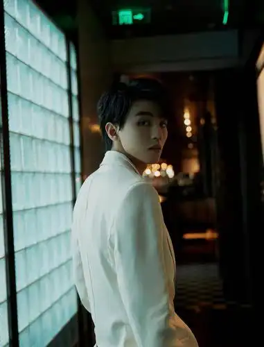 王俊凯出席品牌发布会 米白西装优雅俊逸