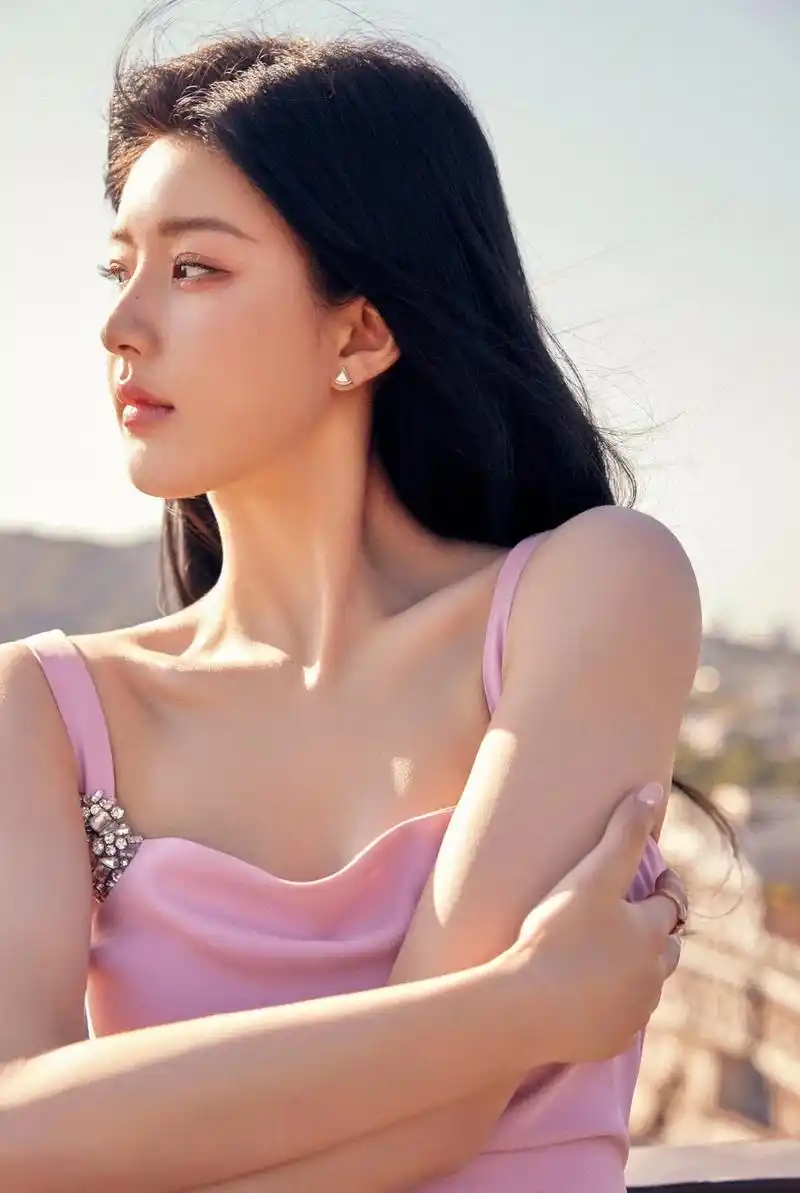 赵露思的一组美照曝光,她身穿粉紫色吊带修身裙勾勒完美身材,肩 - 抖