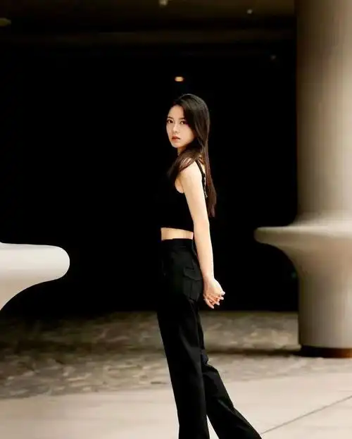 赵今麦新造型又酷又美身穿黑吊带配高腰裤展现优雅高贵的气质