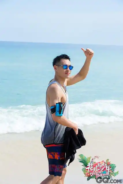 "花少团"杨佑宁化身冲浪男孩秀八块腹肌