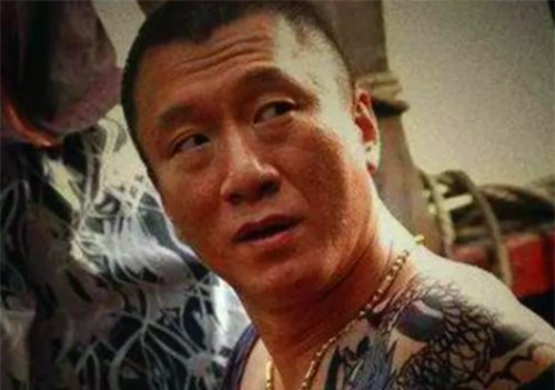 他是《征服》中刘华强的原型,亲弟弟被仇家砍伤,他杀光全部仇人