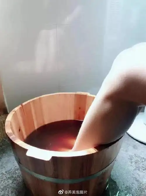 茶孑泡脚作用与功效(茶叶水泡脚的功效与作用)