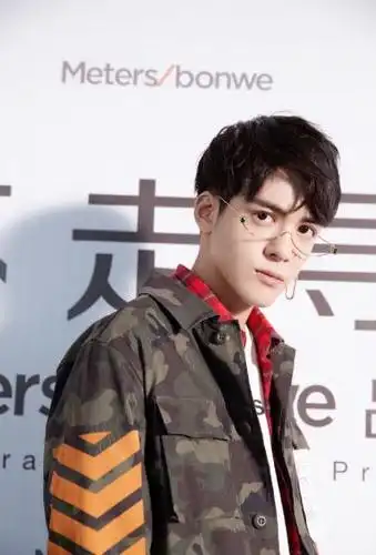 简介:曾舜晞帅气时尚图片,分享一组曾舜晞图片给大家,图中的明星图片