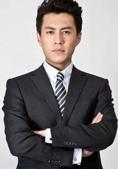 不少网友开玩笑说"看到靳东这张脸就好像看到了我老板.