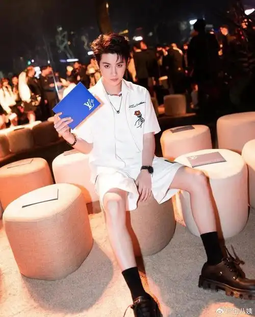 黄明昊这腿真的好光滑呀|黄明昊_新浪新闻