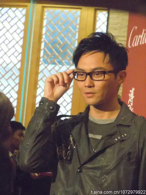 眼镜97造型也不错06先上我喜欢的,典型的,"一看张智霖就很贵"的