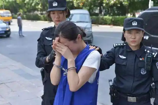 栽了!90后"女黑老大"庭审现场流下悔恨的泪水!