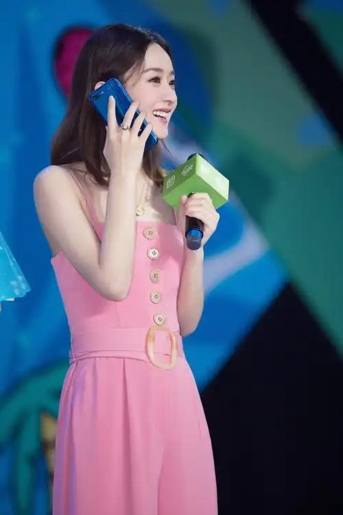 赵丽颖甜美现身粉丝见面会,花样宠粉环节惊喜连连!