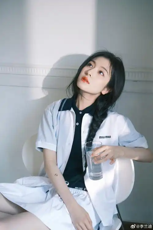 李兰迪学院风穿搭温柔清纯氧气感十足
