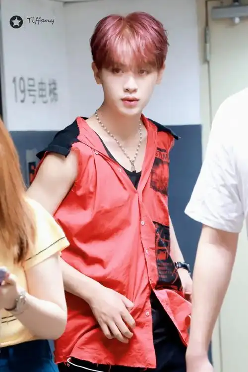 黄明昊 染的粉色这么看还挺红的