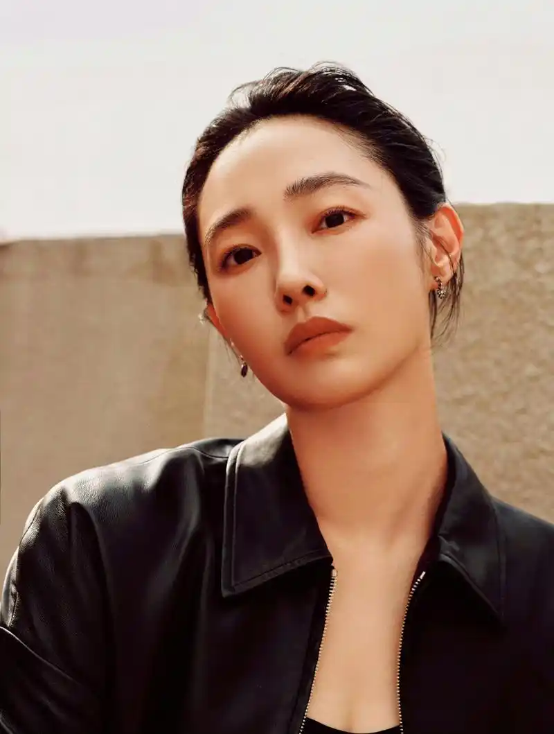 白百何,黑色超短皮外套搭配黑色长裤,短发扎个小辫,美酷啦!