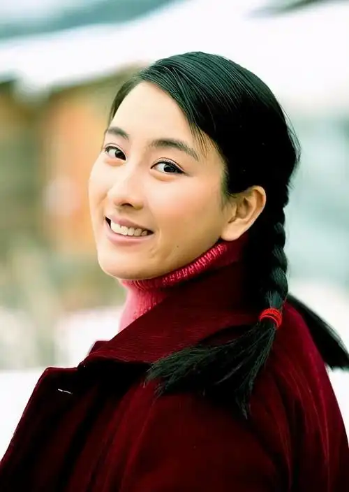 马苏曾经是最年轻的飞天视后,也是同时获得过金鹰,飞天,华鼎的三料视