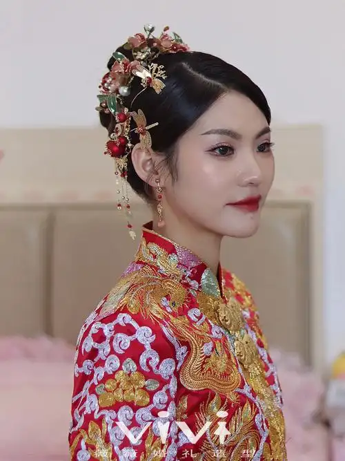 婚礼日新娘中式造型婚礼