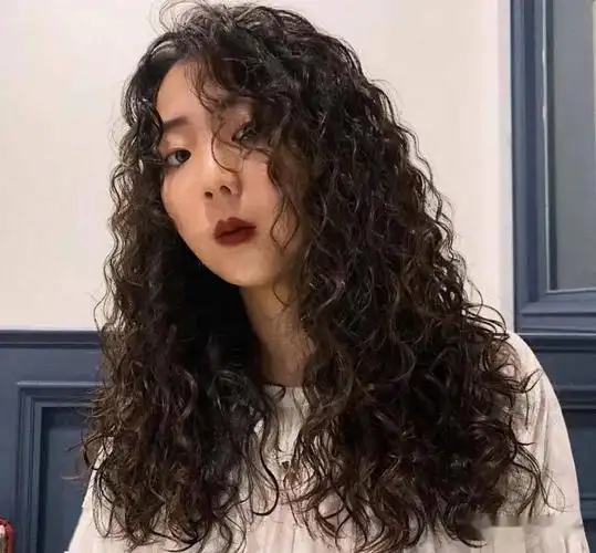 卷特别适合发量稀少的妹子,羊毛卷就是其中最受欢迎的烫发发型之一