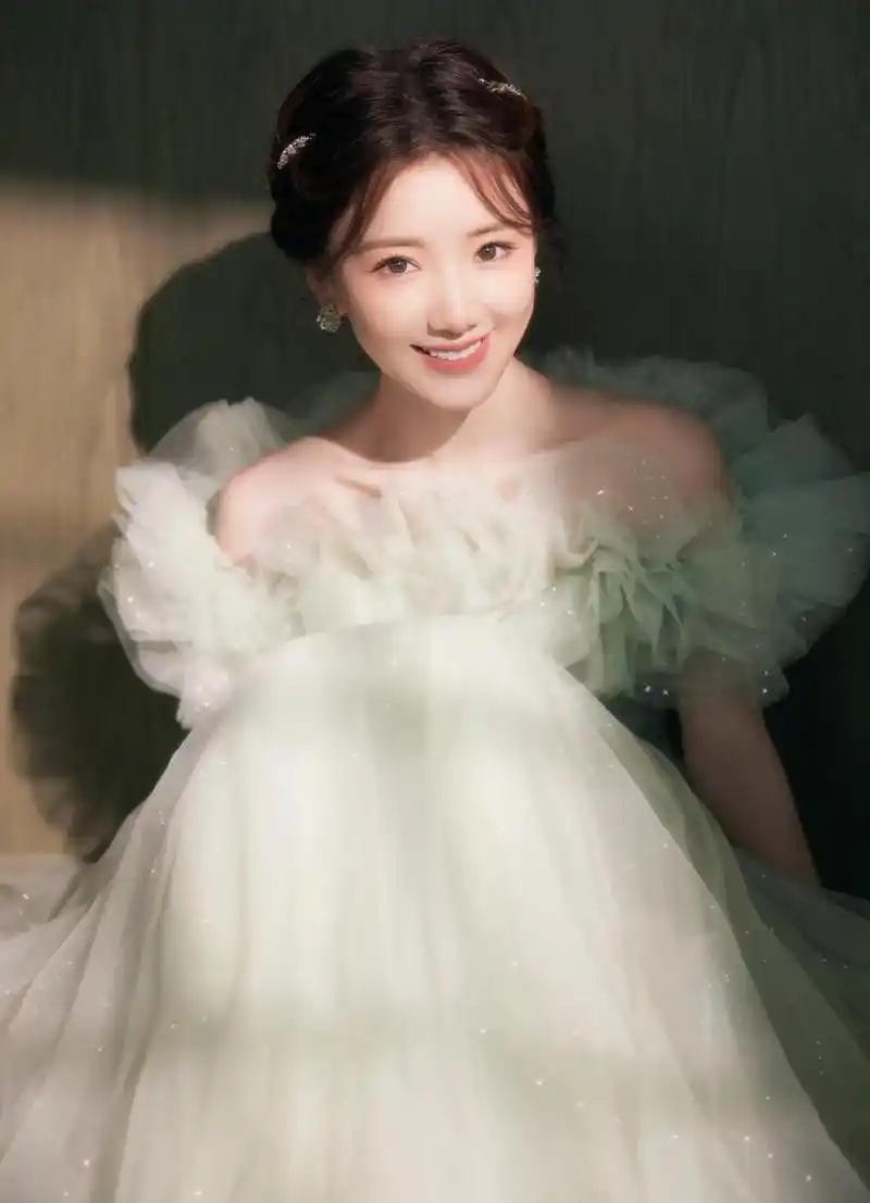 毛晓彤浅绿色公主裙 毛晓彤身穿绿色公主裙参加央视五四晚会,是优雅