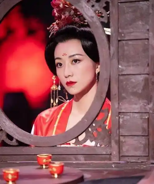 韩雪贾玲同扮杨贵妃,一个清新优雅一个雍容华贵,各有各的韵味_黑色