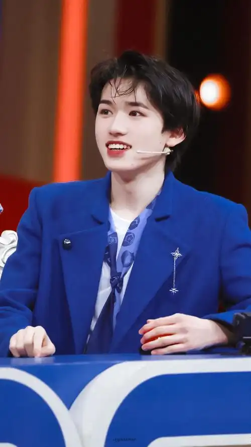 有没有宋亚轩的帅照最好是没刘海没水印超a的那种越多越好