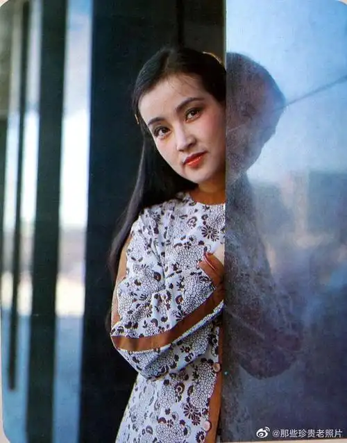 老照片:刘晓庆 来自那些珍贵老照片 - 微博