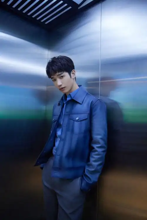 刘以豪身高180cm,按照行业惯例其实并不适合当模特,走时装秀的男模特