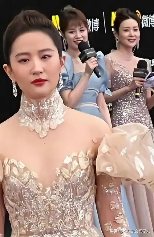 红毯不合身的礼服被硬挤(刘亦菲拉链拉不上关晓彤挤出赘肉副乳)