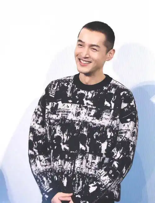 胡歌轻松经受住寸头考验清爽短发重返颜值巅峰37岁帅出新高度