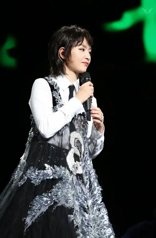 周笔畅超话98#周笔畅上海演唱会#她是童话里的公主.@周笔畅