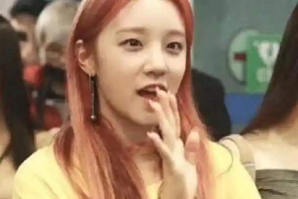 宋雨琦"被迫"卸妆,去掉美瞳刘海和美颜后,生图很真实!