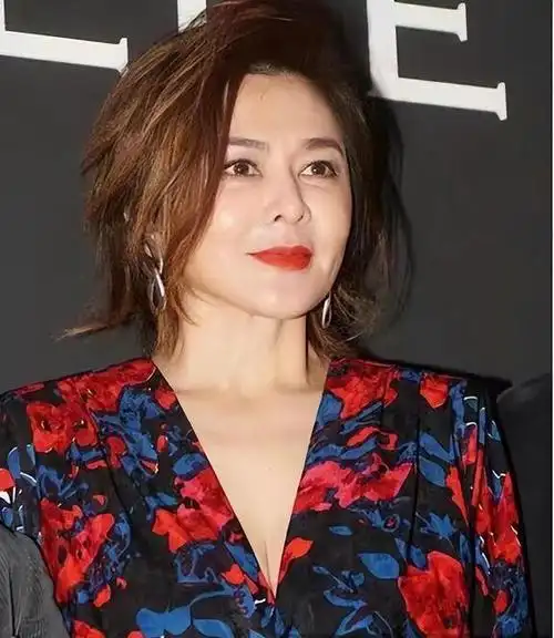 明星现实中真的很漂亮吗?网友:身材瘦成"纸片",香水味巨浓