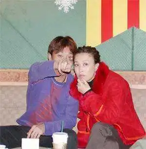 2004年那英生产前,高峰被爆出与酒吧歌手王纳文早有一名三岁的私生子