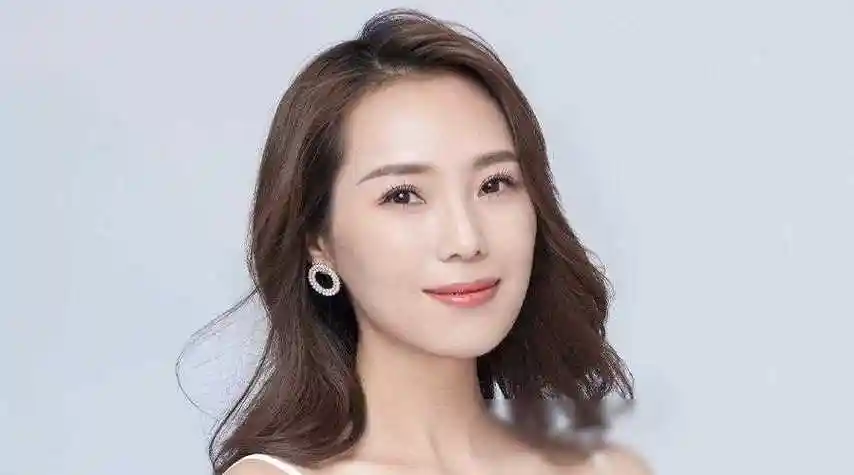 在艰难的开始之后,他遇到了杨娜,一位舞蹈演员,两人的相遇让他们的