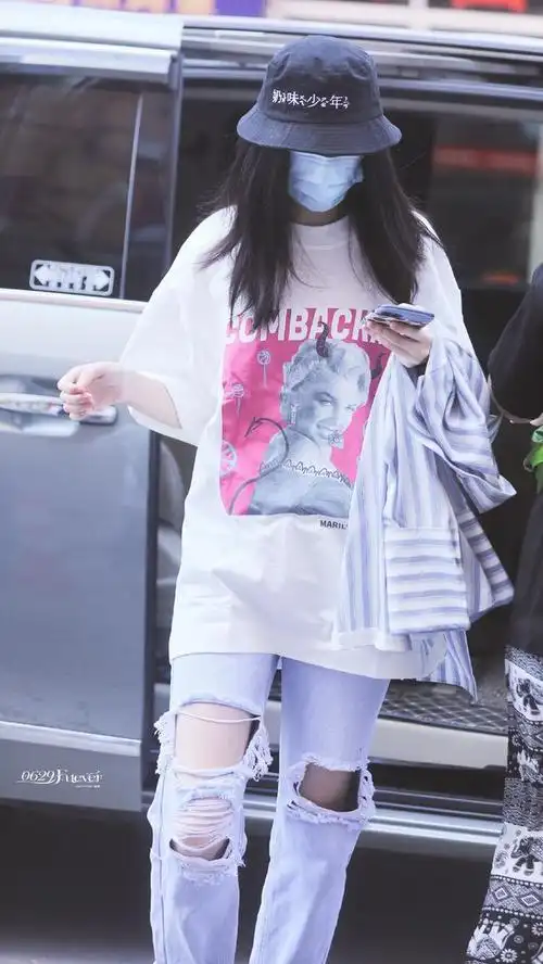 万能印花白t恤的女明星穿搭:蓝盈莹甜美,傅菁,刘令姿酷帅飒爽