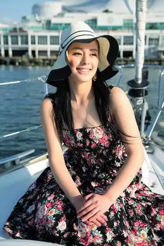 褪去青涩王力可夏日写真