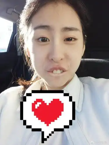 张碧晨晒搞怪照化身百变女神纪念出道三周年