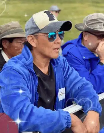 莫少聪现身高原做公益脸部浮肿认不出当地老人哭着送特产感谢