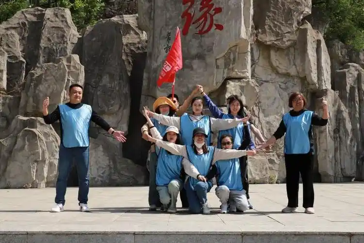 每队利用十五分钟时间推举本队队长,设计队旗,口号及团队展示队形.